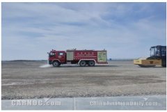 吐魯番機場員工戰酷暑開展飛行區碾壓工作-國際空運跟蹤查詢