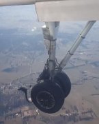 視頻：澳航客機起飛時輪胎爆胎 安全返航堪培拉-山東空運