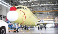 浦東生產(chǎn)線首架ARJ21總裝下線-香港國際快遞