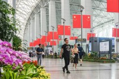 國慶首日白云機場迎客流高峰 旅客航站樓內觀看閱兵式-廣州貨運公司