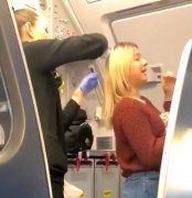 惡心！醉漢吐到乘客頭上 飛機惡臭導致延誤-國際快遞查詢