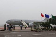 亞美尼亞的國際快遞驚險！威廉王子夫婦飛機遭遇嚴重雷暴