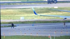 迪拜國際快遞華航客機準備起飛時 一男子爬上起落架