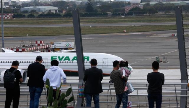 80歲老翁機上毆打空姐 航空公司挺員工怒告乘客