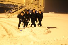 上海空運公司庫爾勒機場迎今冬首場降雪，齊心協力確保運行安全