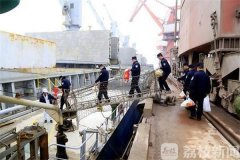 北美國際空運-送“福”上船邊防民警與中國船員一起過“小年”