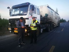 國際海運(yùn)五原交管大隊(duì)與路政部門聯(lián)合整治貨運(yùn)車輛超限超載