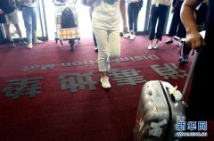  新華社記者 陳飛 攝 圖：虹橋機場各安檢通道均配備了免洗消毒洗手液供旅客