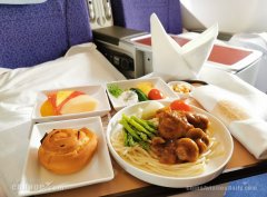 中翼公司為選乘國航兩艙出行的旅客提供兩種可供選擇的熱食
-美國整柜