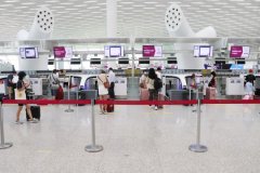  圖：深航工作人員指引旅客使用全自助行李托運 據(jù)介紹
-上海海運費