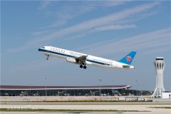 南航在大興機場候機樓內配備了108臺自助值機和行李自助托運設備
-上?？者\價