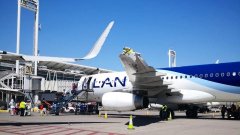 注冊號為CC-BAE的飛機在擦碰中機翼的彎曲尖端受損
-海運柜尺寸