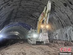 并使用懸臂式掘進機、液壓破碎頭及挖掘機配合開挖
-國際快遞fba