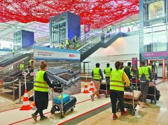 我在柏林新機場扮演乘客
-海運高柜