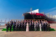  陽明海運鄭貞茂董事長(前排右八)、陽明海運(股)公司杜書勤總經(jīng)理(前排右七