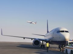 冬春季節氣候溫暖舒適
-國際貨運包機