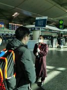  圖：工作人員引導返鄉學生辦理登記手續（攝影：任強） 同時
-深圳海派