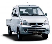 現(xiàn)代感絲毫不輸家轎新品;造型搶眼的立體V型格柵加上一體包覆式前保險(xiǎn)杠
-南