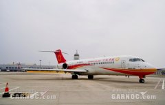  圖：慶祝儀式現(xiàn)場 本次用國產(chǎn)ARJ21飛機執(zhí)飛重慶-宜昌-威海航線的成都航空
-歐