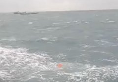 浙江船山海域一漁船沉沒 致8人死亡
-美國空派