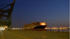 新生產的集裝箱剛下線就迅速輸出






