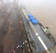 利用500噸吊車吊裝葉根部分與碼頭門機吊裝葉尖部分相配合
-深圳海派