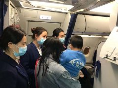  圖：與機組人員溝通 待各項準備事宜確定無誤后
-美國海派